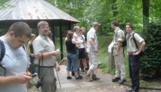 Sommerfestteilnehmer besuchen die Schwefelquellen Bad Weilbach